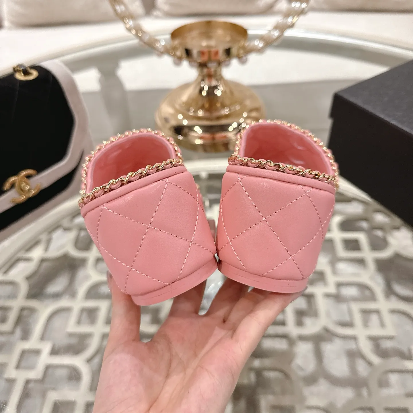 👟👟Ex-factory price 600👟👟 𝐂𝐇𝐀𝐍𝐄𝐋 | Xiaoxiang 25𝐬𝐬 🦋2025 Spring and Summer New Products Counter Classic Xiaoxiang Double C Diamond Chain Slippers Series New〰 🍬 The absolute best in the BS fashion circle. Matching will perform meticulously Minimalist, classic elements that will never fade away 💋 Show unique dressing style, too beautiful to say anything. A must-have for summer... Upper: Original high-customized lambskin Lining: Imported mixed sheepskin lining Outsole: Original molded non-slip outsole Shoe size: 35-39 (34.40.41.42 customization is not returnable)